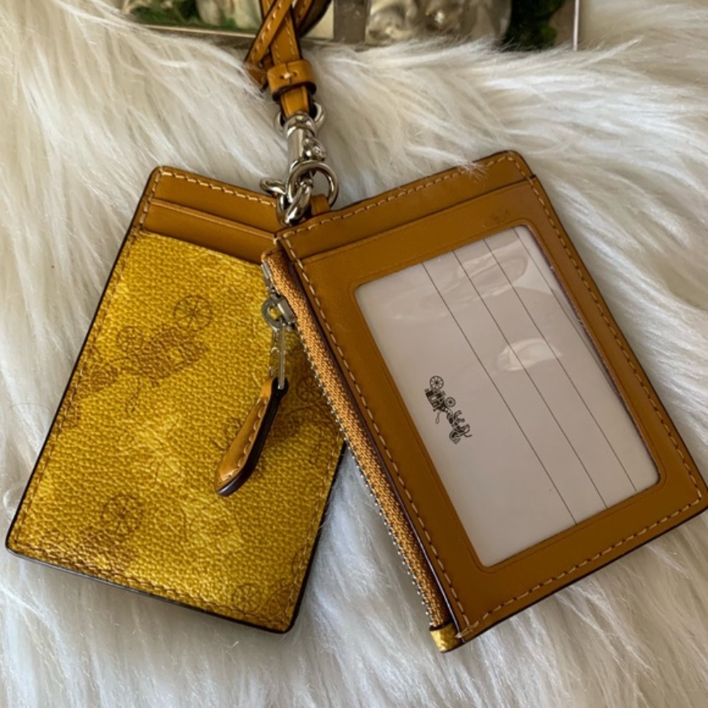 RARE HARD TO FIND “Coach Lanyard Card
Case Set with Horse & Carriage Print